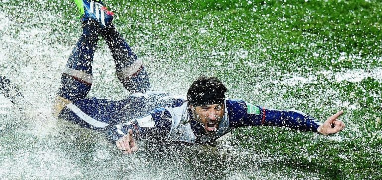 Pavone, de Cruz Azul, celebra un tanto en el imposible césped de Rabat