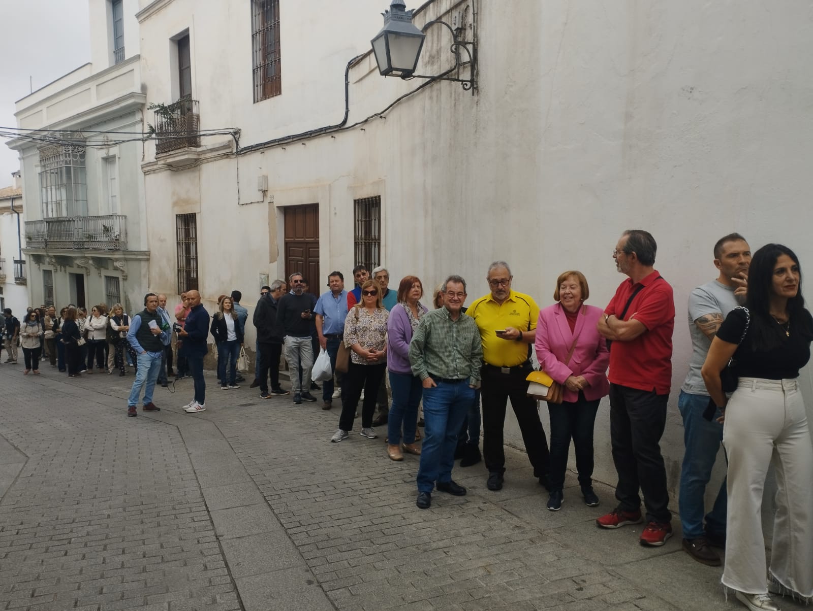 Cola de cordobeses en la puerta de la fundación Antonio Gala para despedir al poeta.