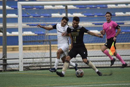 Abdelhadi Khalok pelea un balón