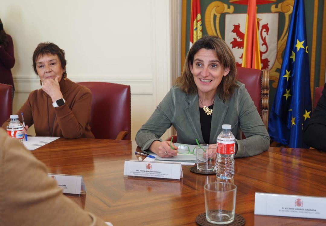 La vicepresidenta Teresa Ribera durante su encuentro con los sindicatos en León