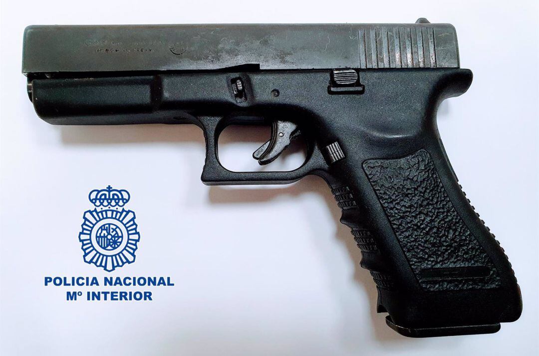 Esta es la pistola con la que el individuo detenido el pasado lunes por la Policía Nacional efectuó el disparo en la pierna a uno de sus agresores