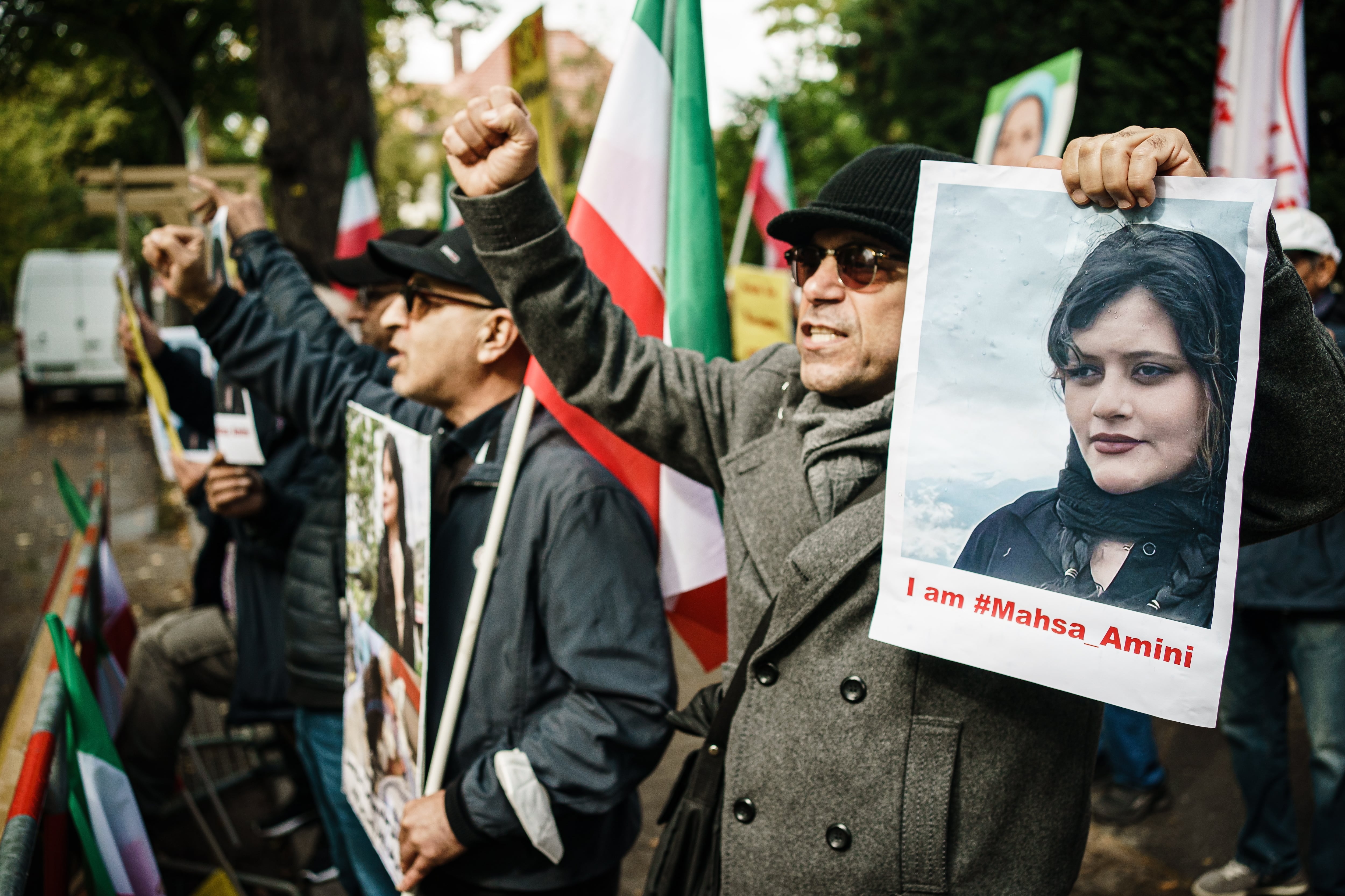 Protestar por la muerte de Mahsa Amini frente a la embajada de Irán en Berlín