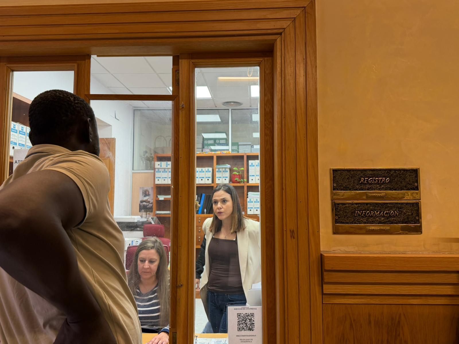 Un inmigrante en el Patronato de Asuntos Sociales de Jaén, durante el proceso de regularización.