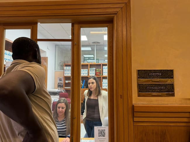 Un inmigrante en el Patronato de Asuntos Sociales de Jaén, durante el proceso de regularización.