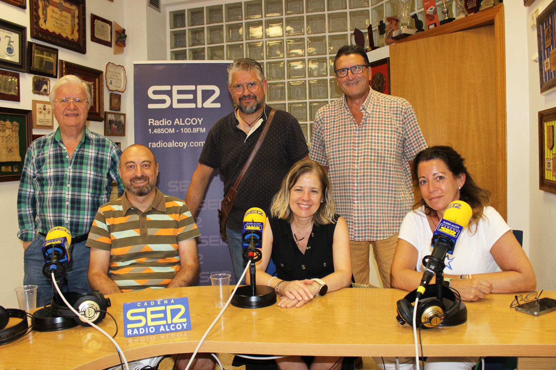 Paco Aznar, Francisco Martínez y Juan José Jordá, de pie, y sentados Óscar Gutiérrez, Carmina Aznar y Paloma Matarredona