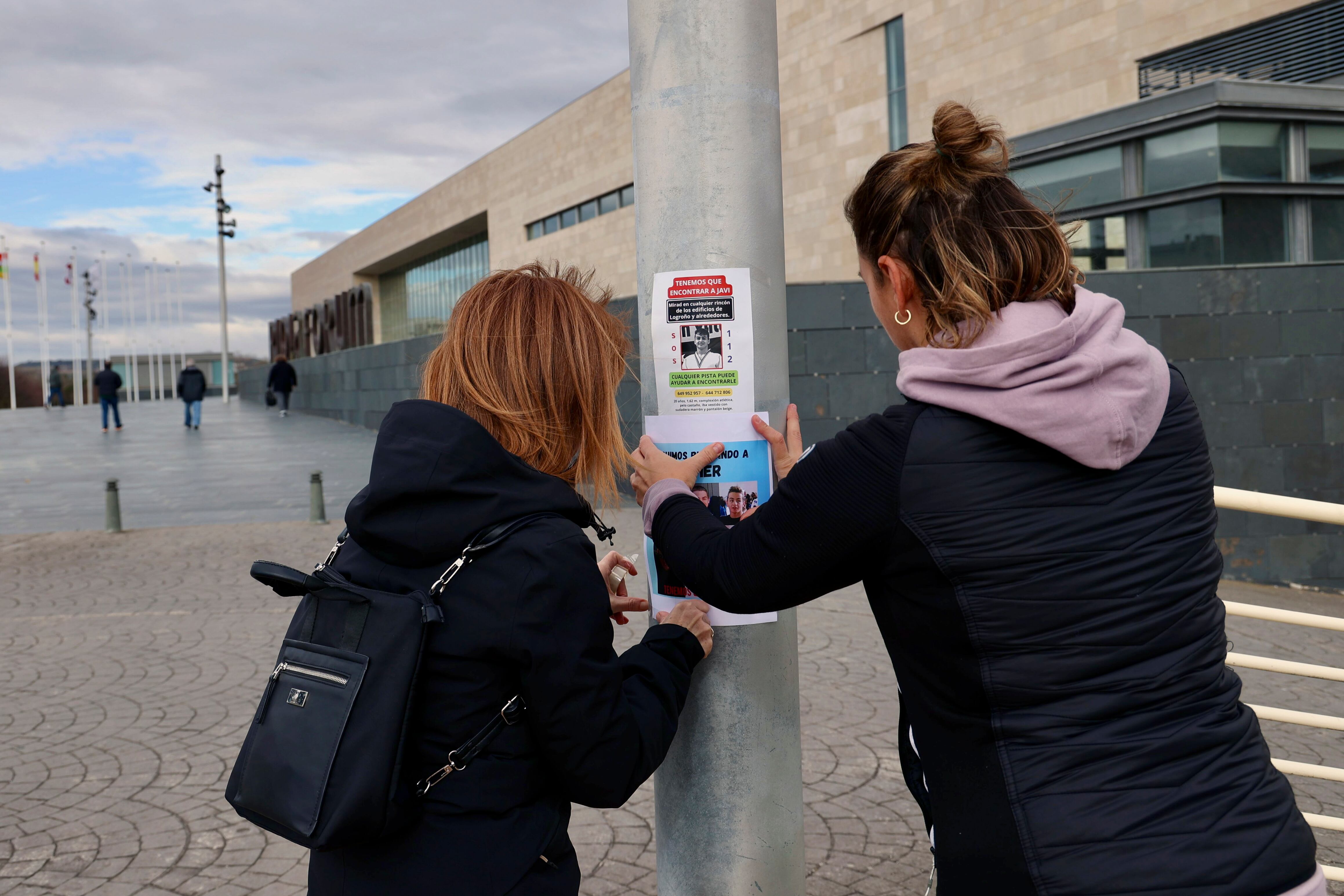 LOGROÑO, 11/03/2024.- Los voluntarios que participan este lunes en la búsqueda de Javier Mázquez, desaparecido en Logroño el pasado 2 de marzo, prevén empapelar la zona de Las Gaunas con la fotografía y datos del joven, a lo que les ha animado la portavoz de la familia, Noelia Pascual: "que no quede ni un árbol sin un cartel". La elección de esta zona se debe a que el Palacio de los Deportes, situado en la zona de Las Gaunas, acoge esta tarde-noche la celebración de la Gala del Deporte, a la que se prevé la asistencia de numerosas personas. EFE/ Raquel Manzanares