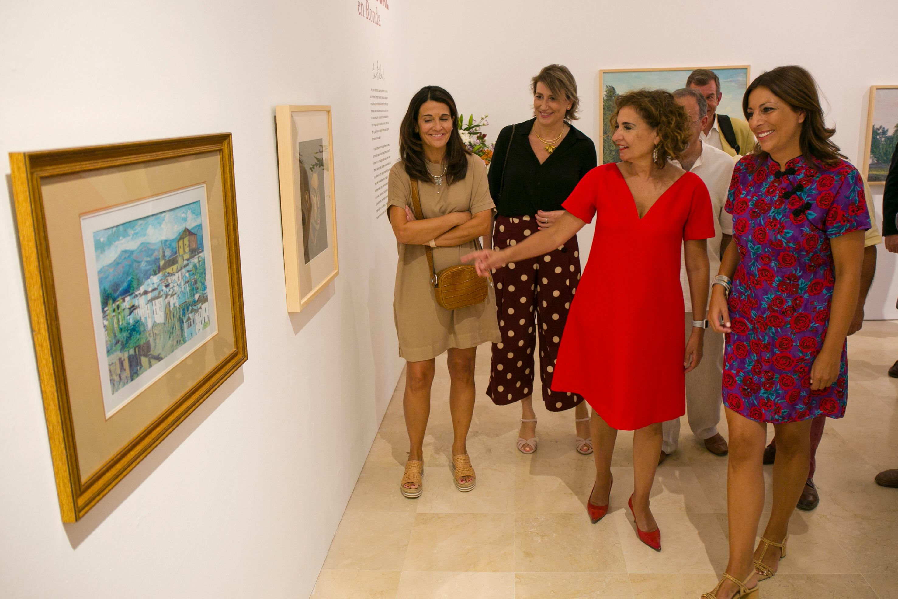 GRAF6584. RONDA (MÁLAGA), 27/08/2022.- La ministra de Hacienda y Función Pública, María Jesús Montero (2d), junto la alcaldesa de Ronda María de la Paz Fernández (d) participa este sábado en la inauguración de la exposición ?Homenajea Cristóbal Aguilar?, pintor que pasó muchos años en el municipio de Ronda e incluso llegó a ser profesor de la ministra. EFE/ Álvaro Cabrera