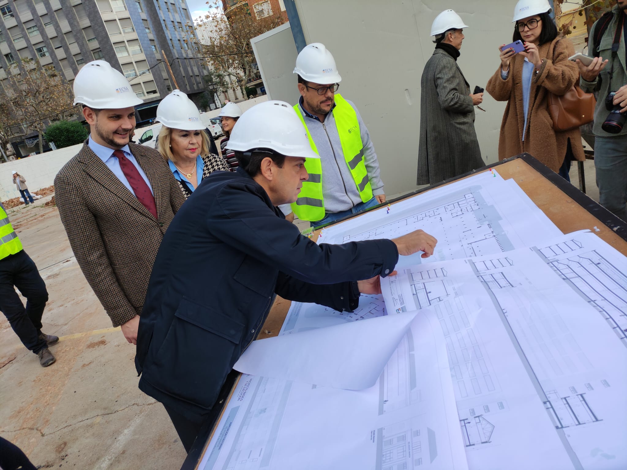 El alcalde de Gandia y la concejala de Educación durante la visita a las obras del IES Ausiàs March.