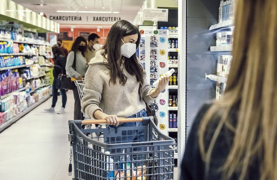 Consum sustituye todos los mangos de sus carros de compra por unos tratados contra la covid-19