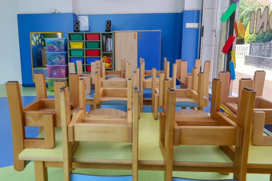 Mesas y sillas recogidas en un aula del Centro de Educación Infantil