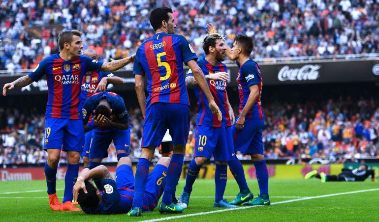 Los jugadores del Barcelona, tras el lanzamiento de la botella de agua.