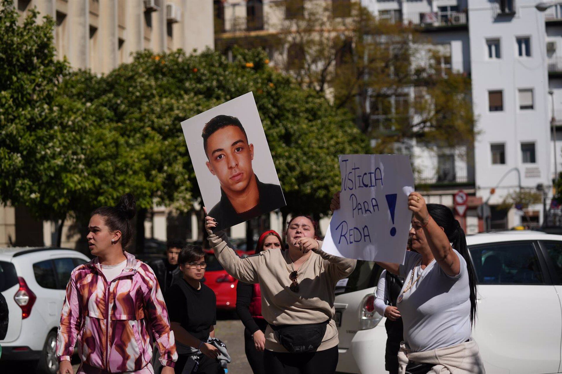 06/03/2024 Los familiares de los detenidos se enfrentan en la puerta de la Audiencia provincial con los familiares del joven asesinado , a 6 de marzo de 2024 en Sevilla (Andalucía, España). El pasado fin de semana, en el barrio de Santa Clara, falleció un joven a manos de dos varones a la medianoche. En el día de hoy han pasado a disposición judicial.
POLITICA 
María José López - Europa Press
