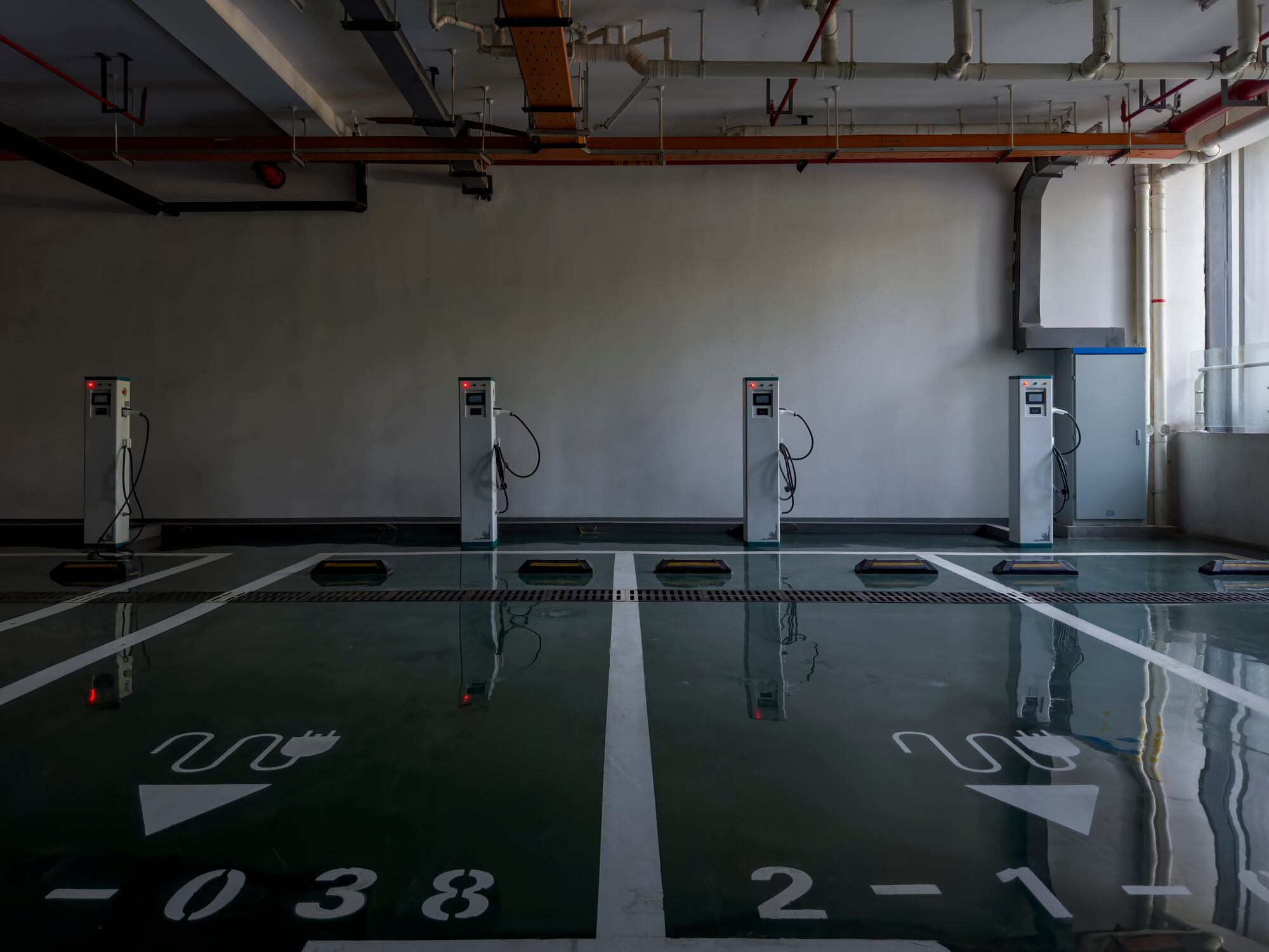 Aparcamiento con punto de carga para coches eléctricos.