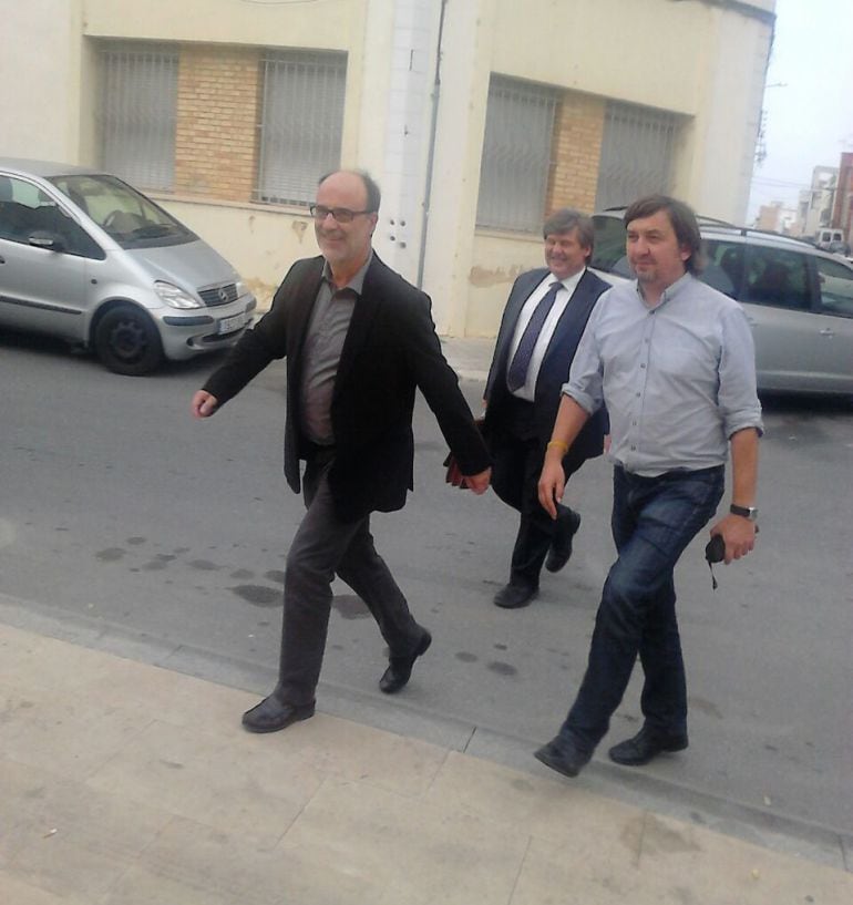 L'alcalde d'Alcanar, Alfons Montserrat, a l'entrada als jutjats d'Amposta, on ha declarat aquest dijous