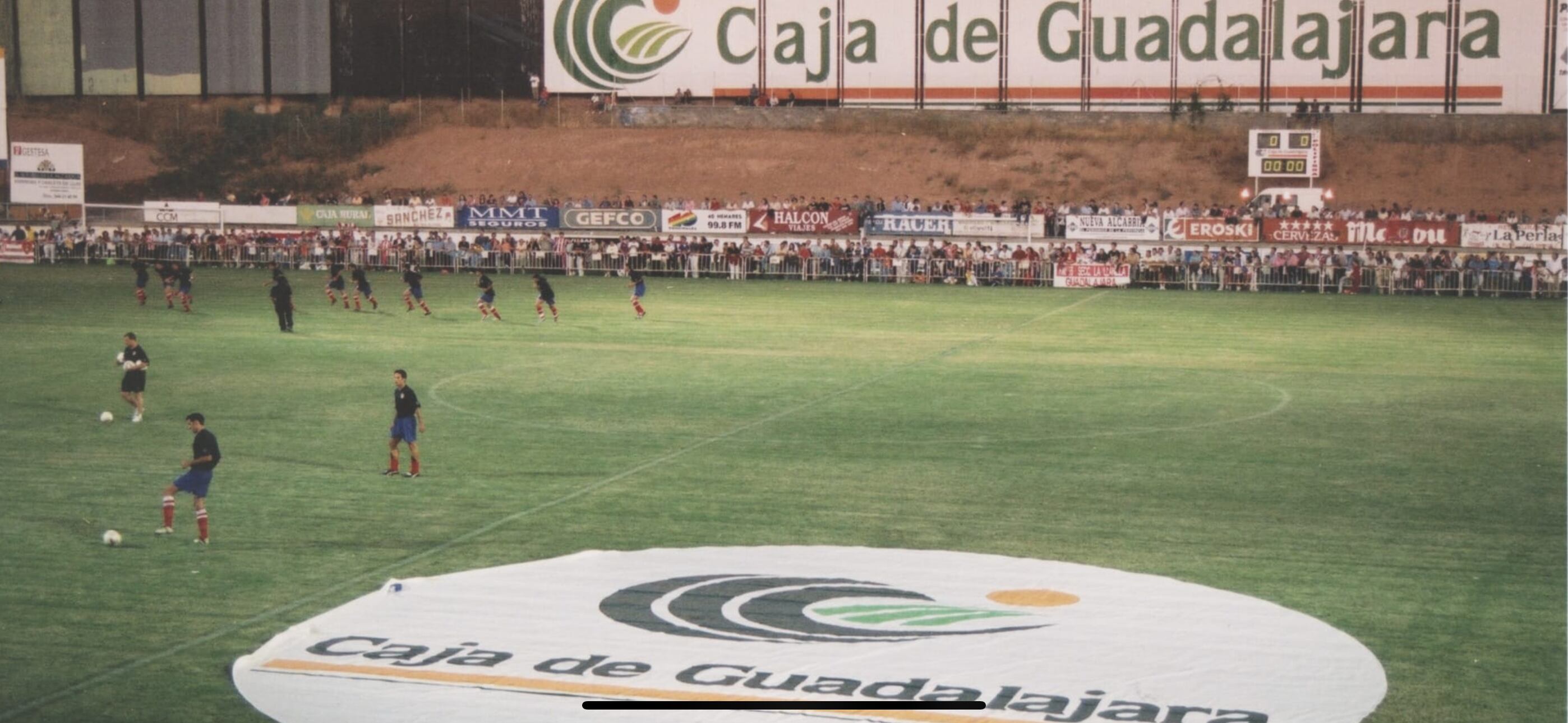 Imagen del antiguo marcador cuando estaba situado tras la valla lateral frente a la tribuna en el partido del Trofeo Alcarria de 2003 contra el Atlético de Madrid