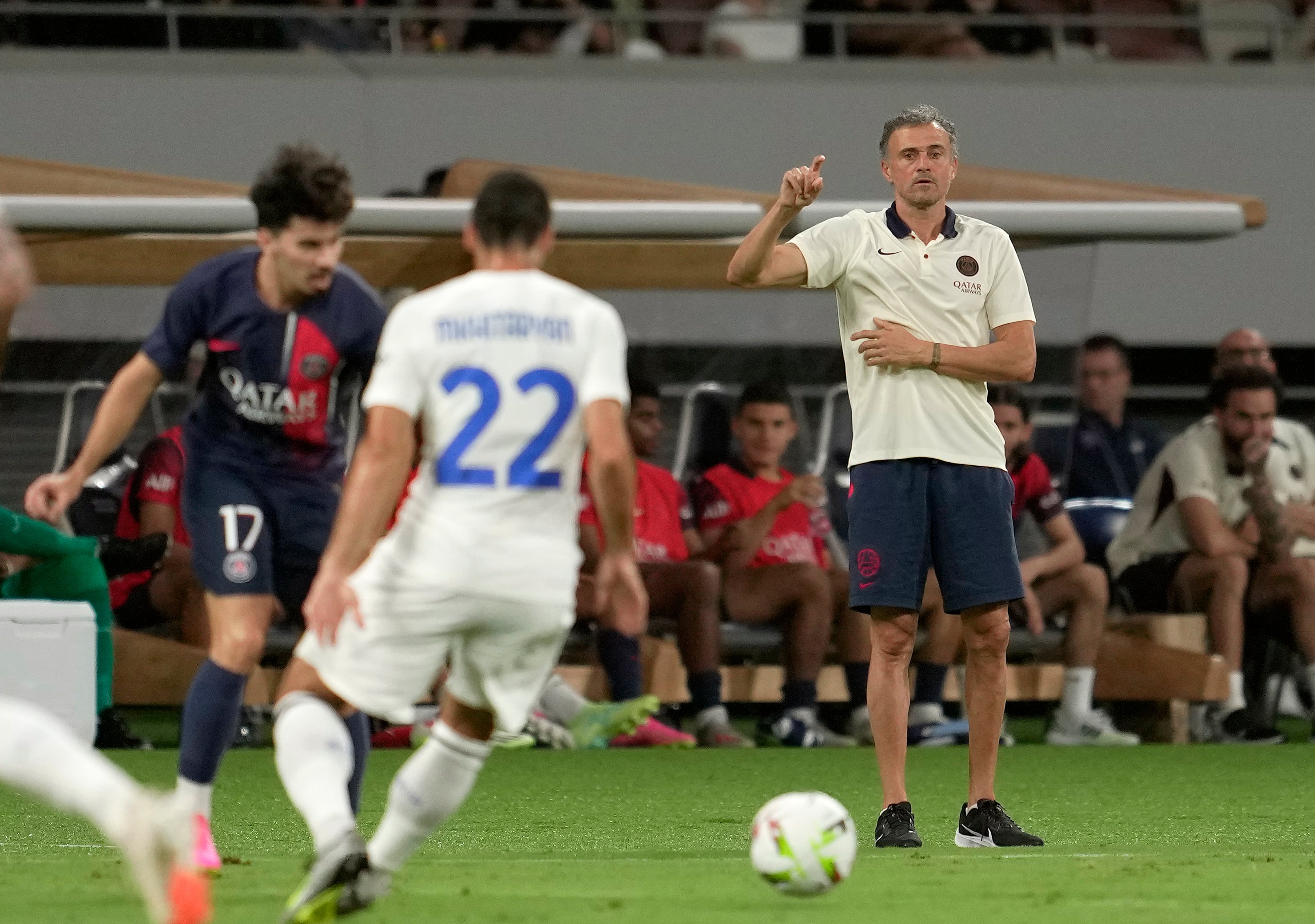 Luis Enrique da órdenes desde el banquillo en la derrota del PSG ante el Inter