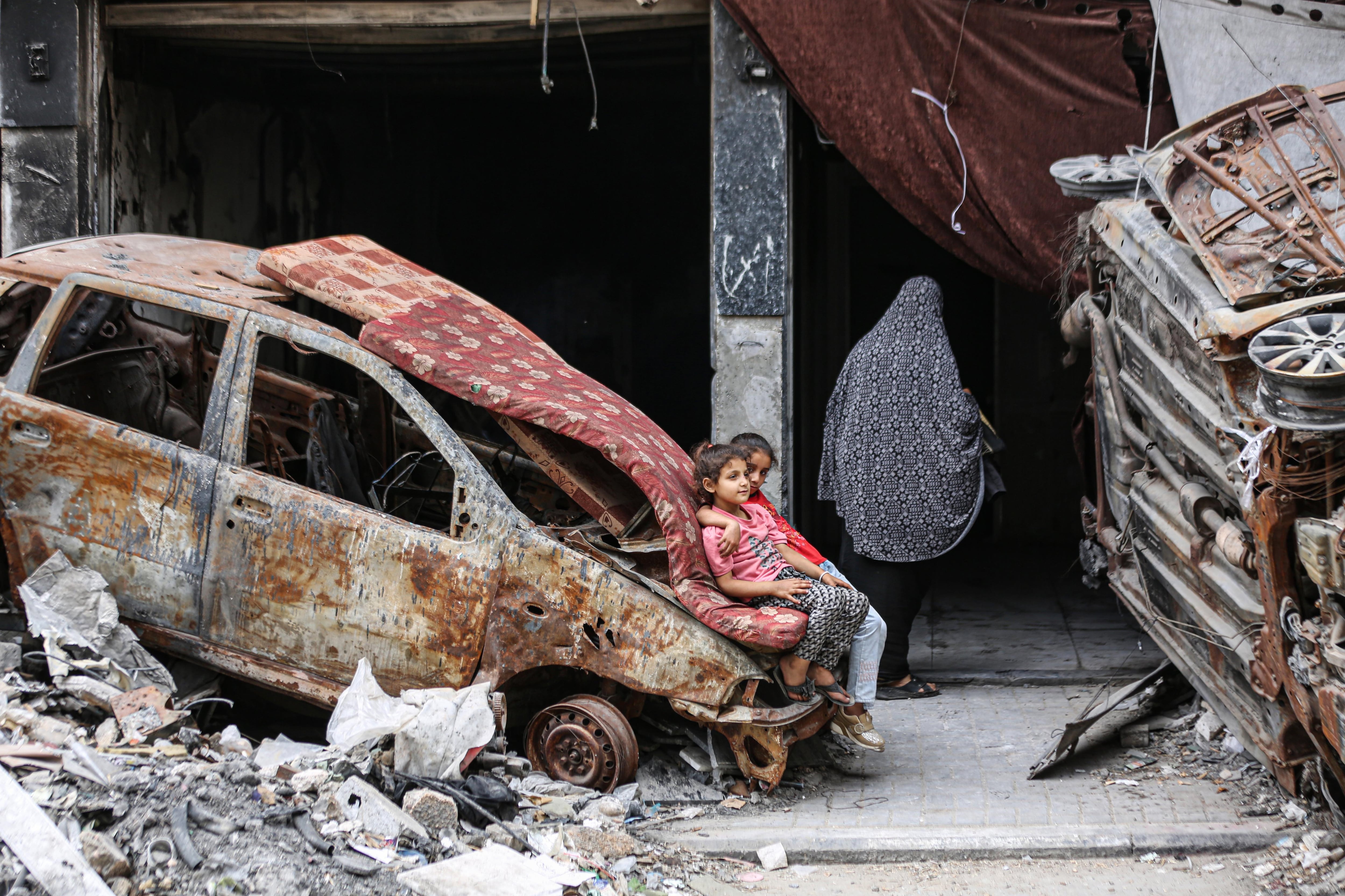 Imagen de varios niños entre los escombros en Gaza