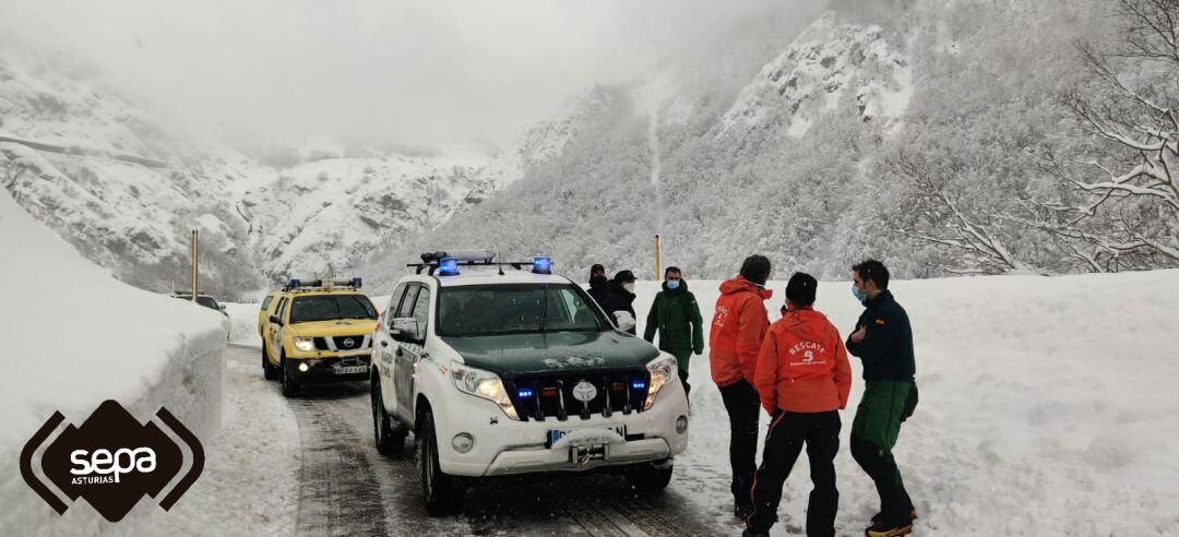 Bomberos y Guardia Civil, esta mañana en la zona. 