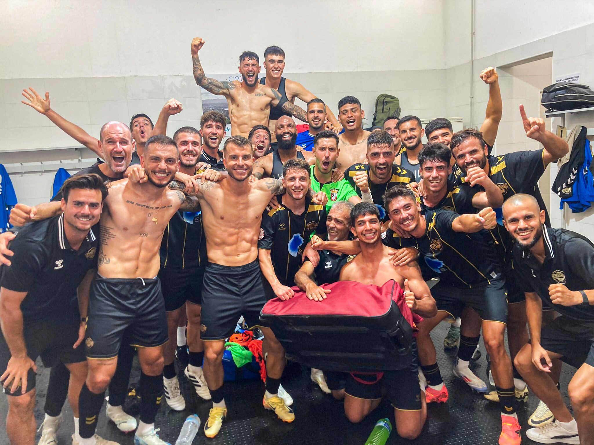 Los jugadores del Intercity celebran en el vestuario la victoria frente al Ceuta