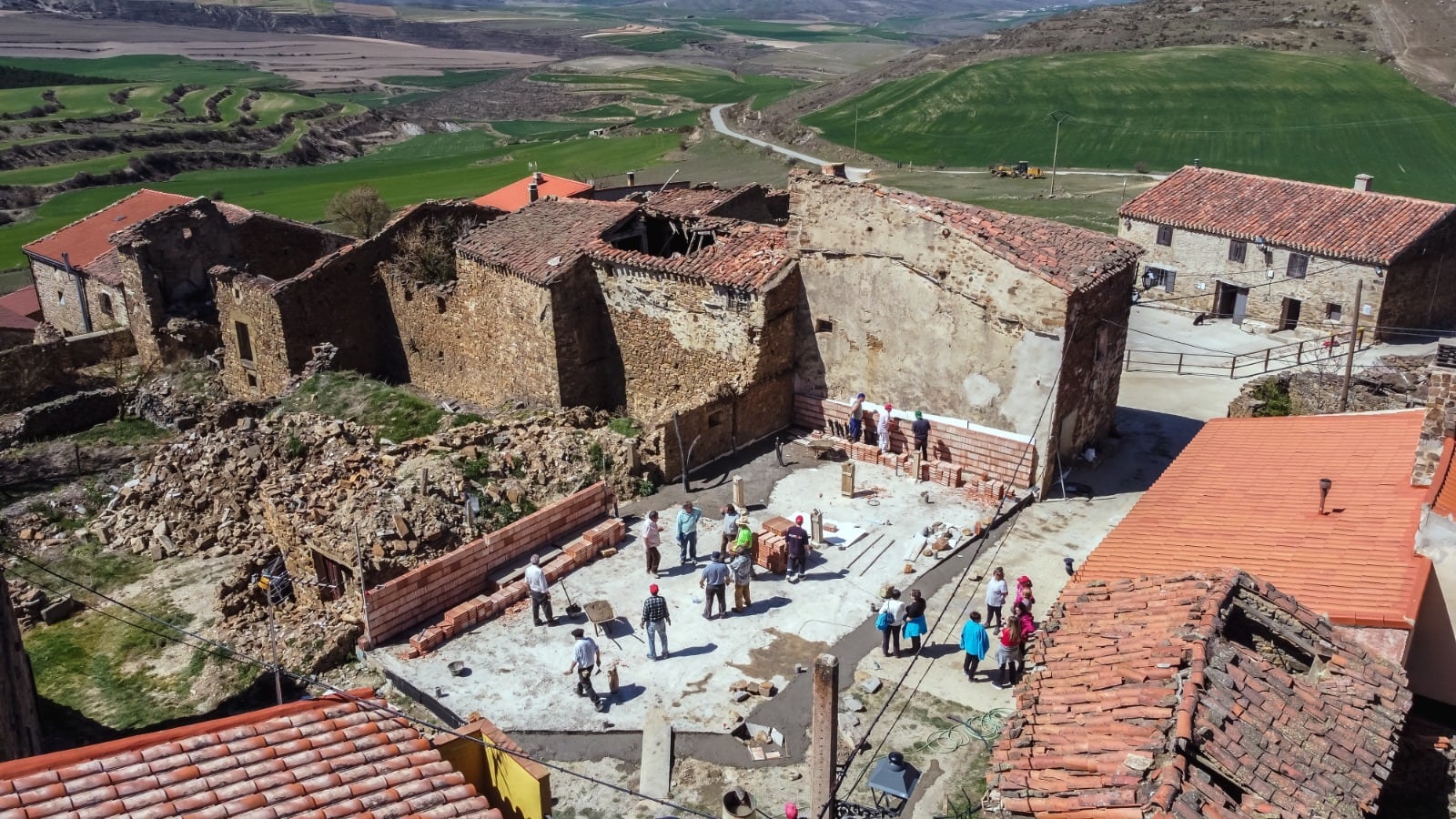 La Asociación de Amigos de Sarnago trabajando en el proyecto de coliving en la localidad.