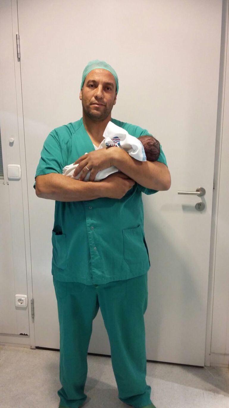 El primer bebé de Formentera en brazos de su padre