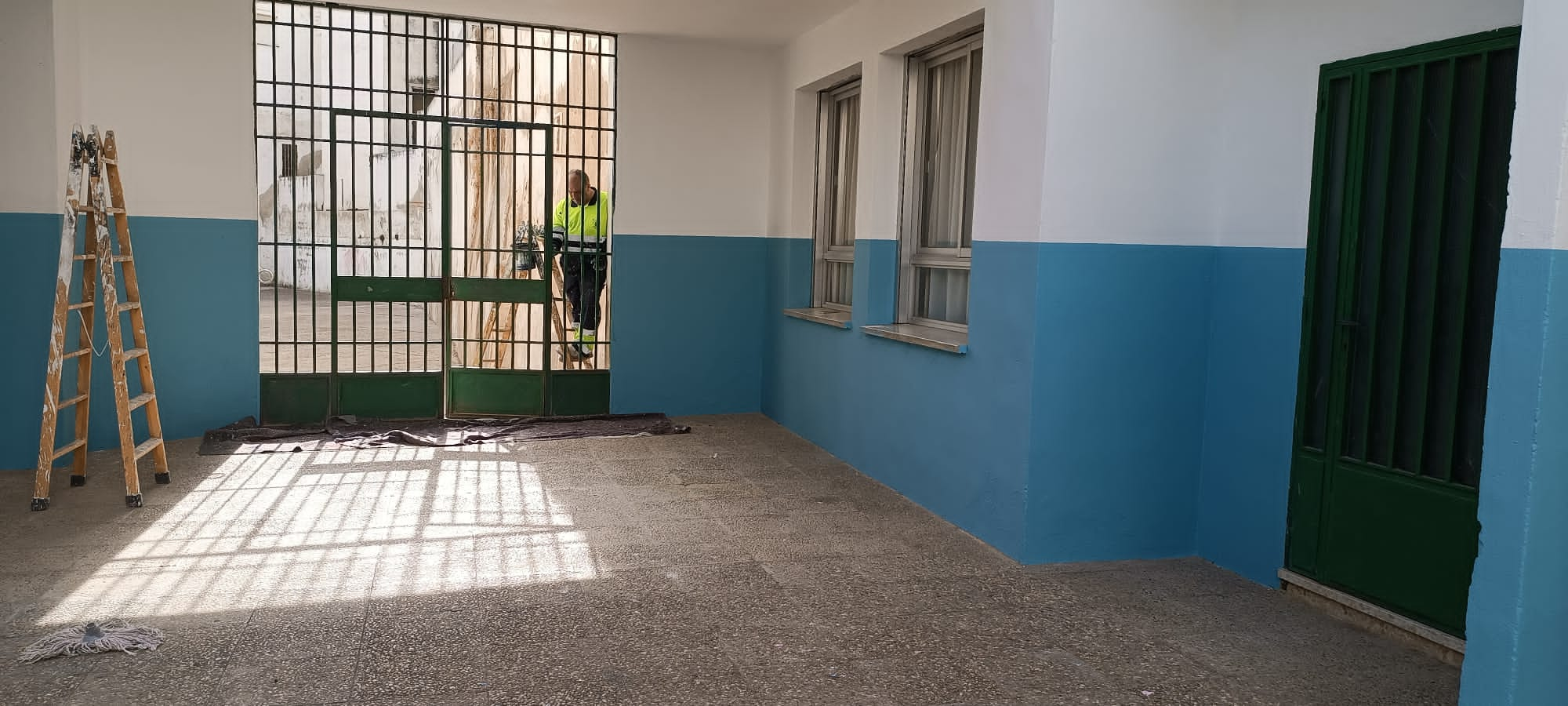 Un operario municipal trabaja en uno de los trabajos de mantenimiento en un centro educativo de la capital.