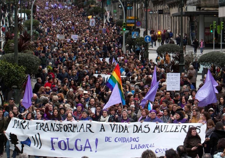 Varios miles de personas recorren el centro de Vigo, en una manifestación convocada por Asemblea Galegas 8M, para hacer visible la realidad de las mujeres en la vida personal y en el mercado laboral. 