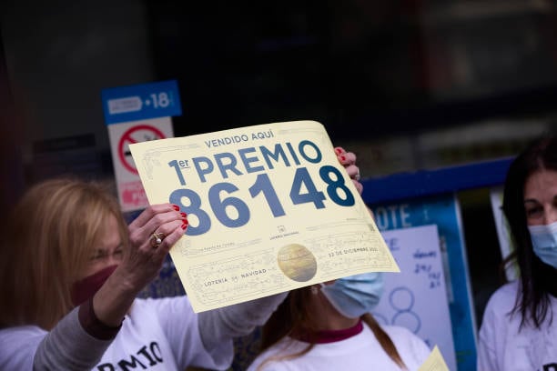 Una de las trabajadoras de la administración donde cayó el Gordo de 2021 (Photo By Jesus Hellin/Europa Press via Getty Images)