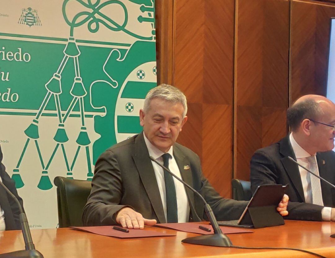 El rector de la Universidad de Oviedo, Santiago García Granda