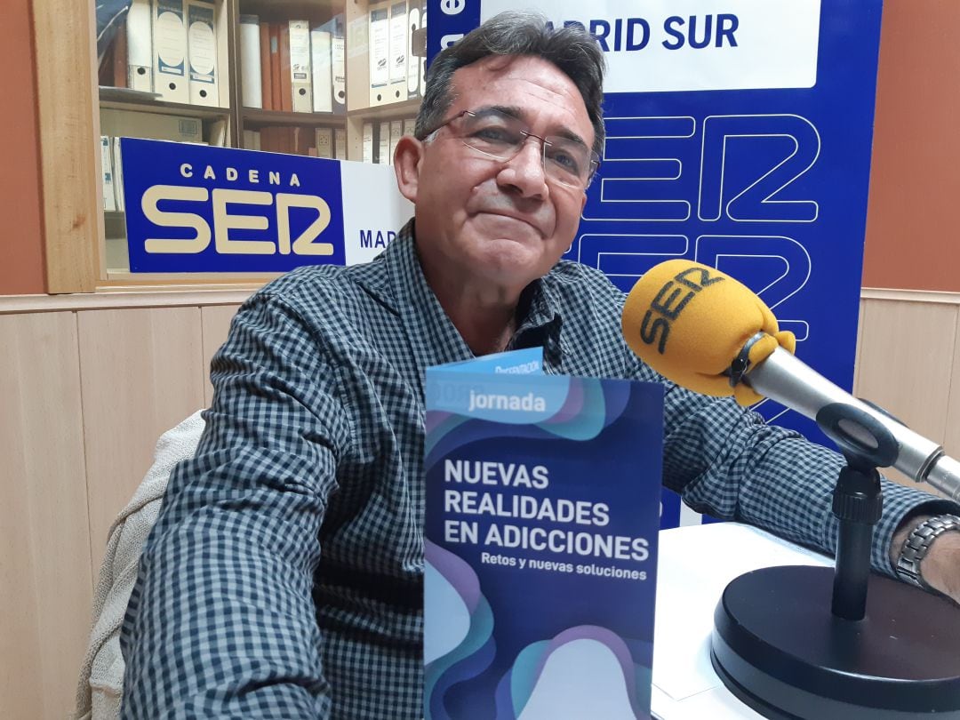 Antonio Padrino, director del CAID de Getafe, en los estudios de la radio.