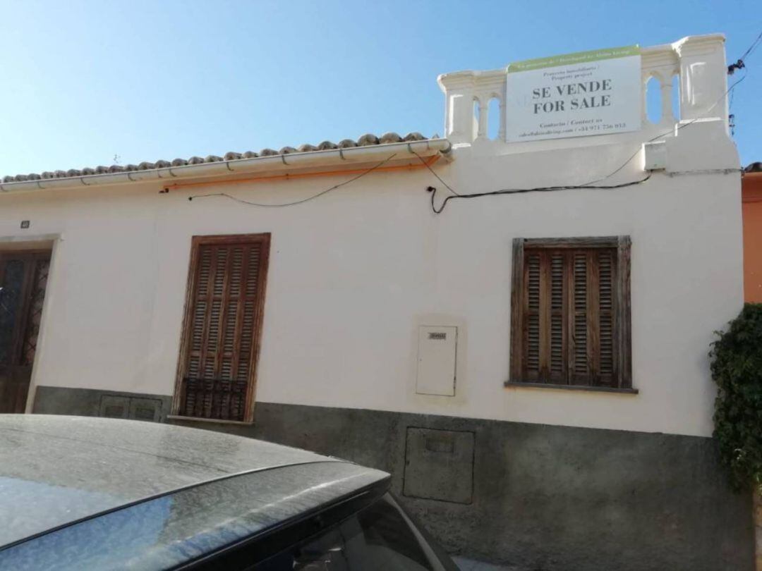 Imagen de la facha de la vivienda en la calle Alzina, número 40 con el cartel de &quot;Se vende&quot;