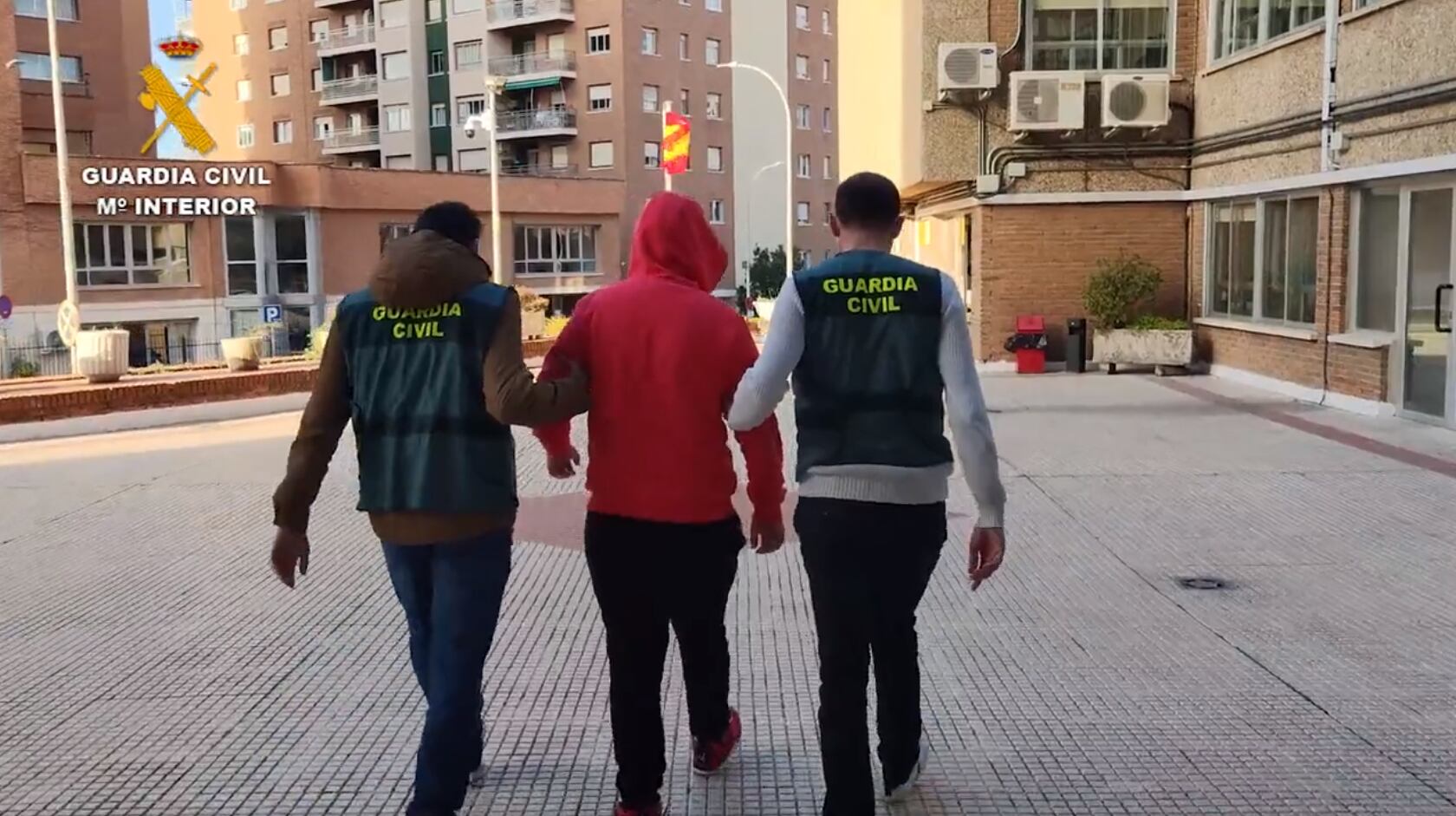 Supuestos integrantes de la banda juvenil criminal Bloods en el momento de la detención.