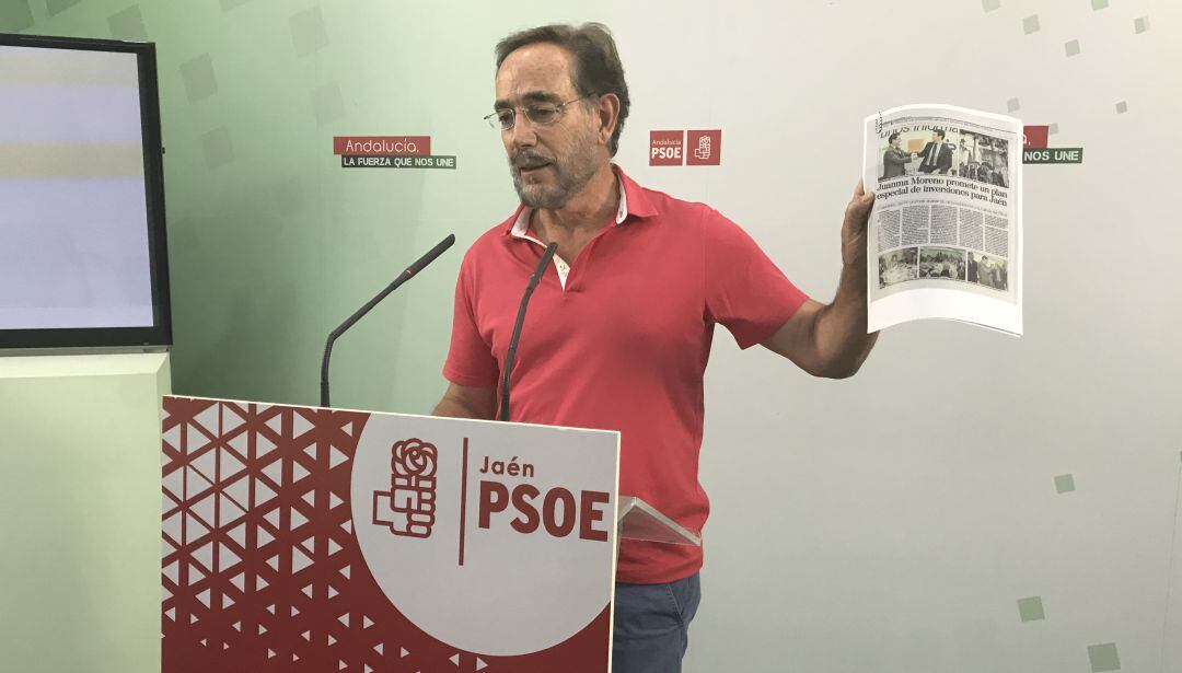 El parlamentario socialista Felipe López durante una comparecencia de prensa.