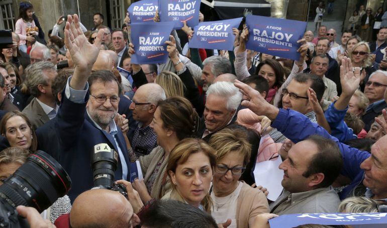 El presidente del Gobierno en funciones y candidato por el PP a la reelección, Mariano Rajoy, saluda a los simpatizantes que le aclamaban a la entrada del teatro donde celebra un acto político, esta noche en Pontevedra