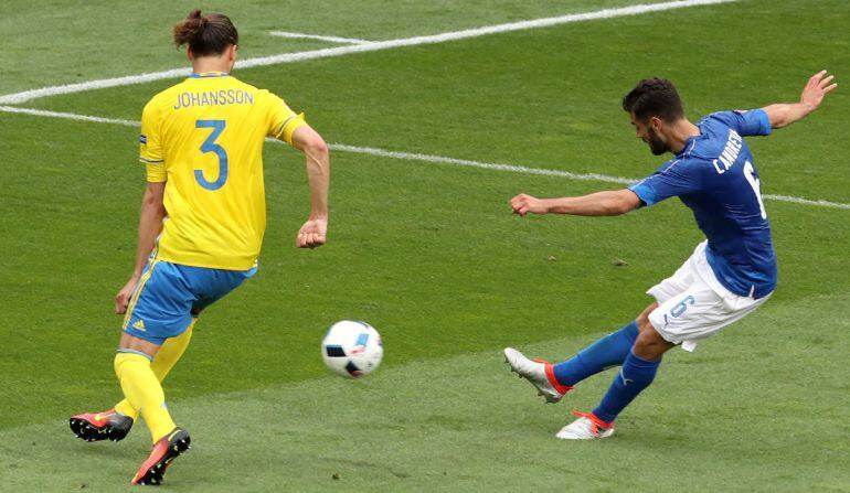 Candreva tira a puerta en el partido frente a Suecia de la primera fase