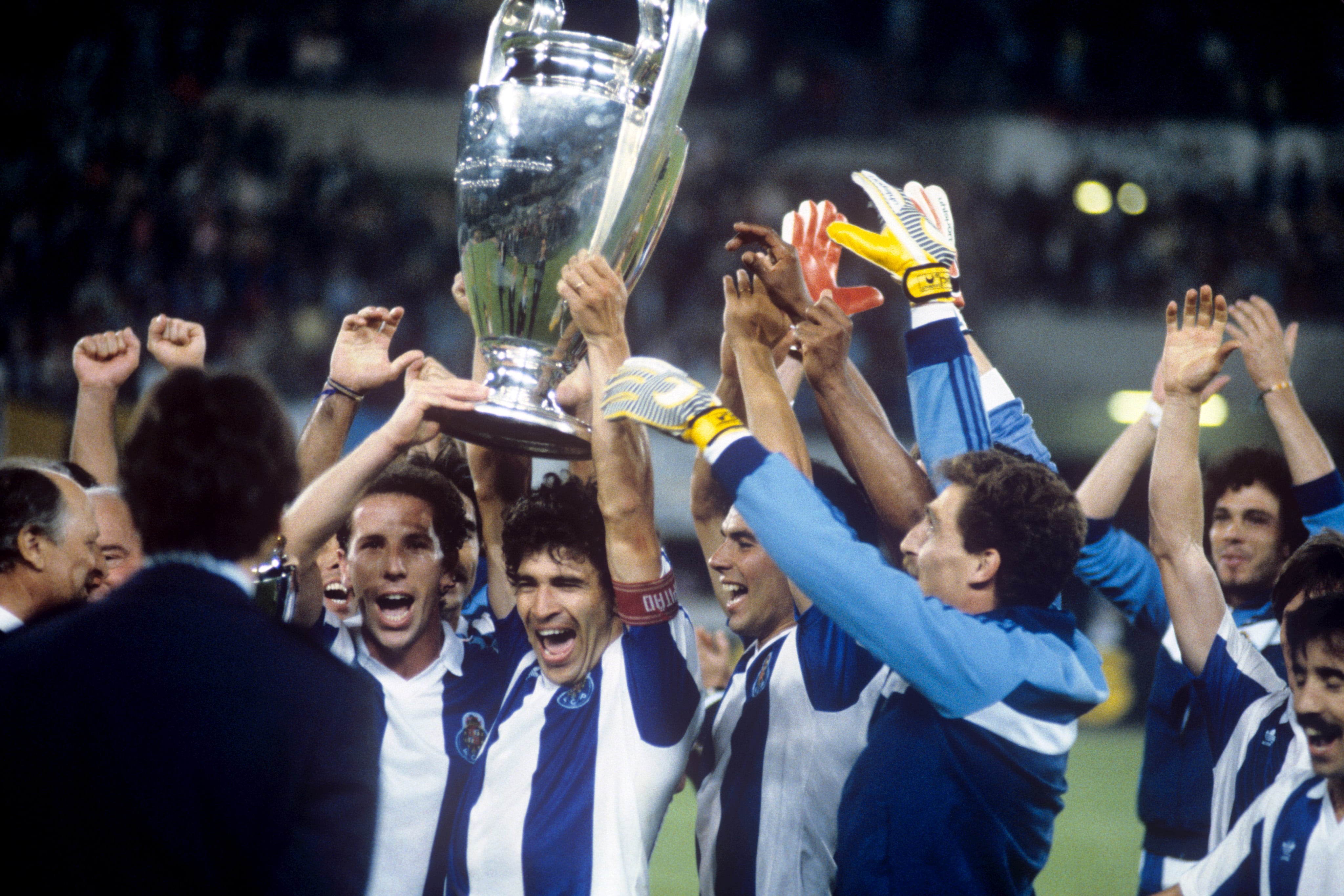 Joao Pinto, capitán del Oporto, levanta la Copa de Europa de 1987 tras ganar al Bayern de Munich 2-1 en la final