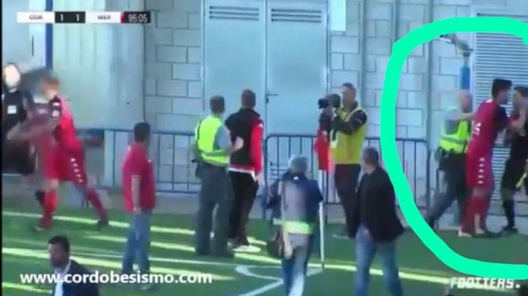 Imagen del momento en el que el jugador del Mérida intimida al colegiado del partido