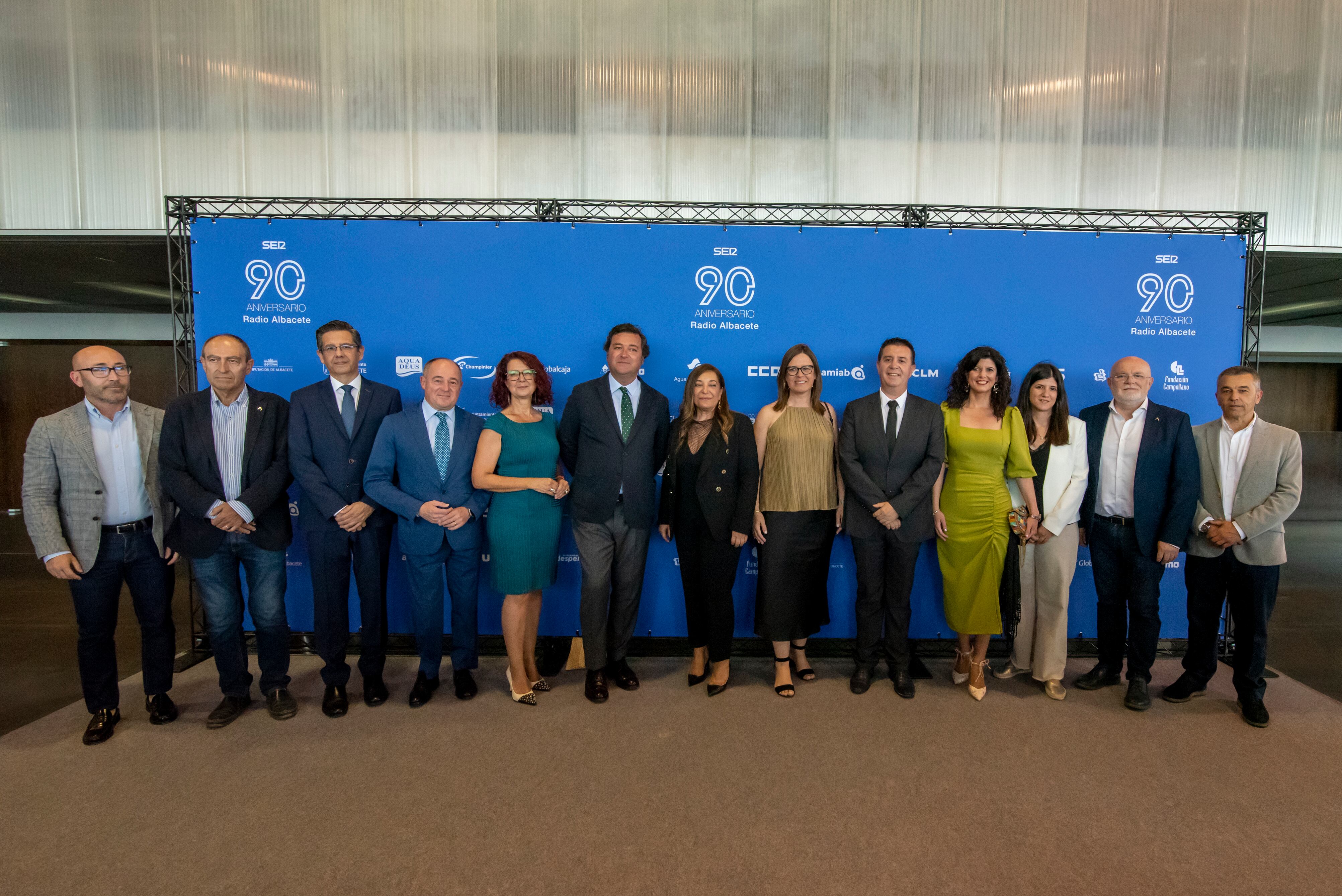 El delegado provincial de Agricultura, Ganadería y Desarrollo Rural, Ramón Sáez, el delegado provincial de Economía, Empresas y Empleo, Nicolás Merino, el director regional de Cadena SER, Félix Amaya, el diputado nacional del PSOE, Emilio Sáez, la concejal del PSOE, Marisa Sánchez, el director de la red de emisoras de Cadena SER, José Antonio Cabornero, la directora de Radio Albacete, Justina Gómez, la consejera Portavoz del Gobierno regional, Esther Padilla, el presidente de la Diputación provincial, Santiago Cabañero, la diputada regional del PSOE, Josefina Navarrete, la directora general de comunicación de la Consejería Portavoz, Sara Burgos, el delegado de la Junta en Albacete, Pedro Antonio Ruíz Santos, y el subdelegado del Gobierno en Albacete, Miguel Juan Espinosa.