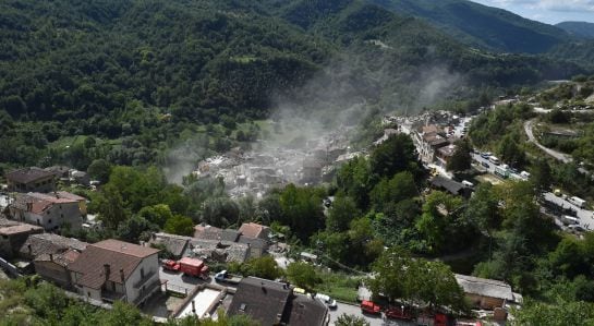 Una vista general del pueblo de Amierce en la que se observa la división entre la parte afectada por el terremoto y la parte que está intacta