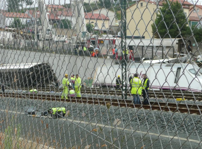 Efectivos policiales trabajan en las labores de investigación del tren siniestrado en Santiago