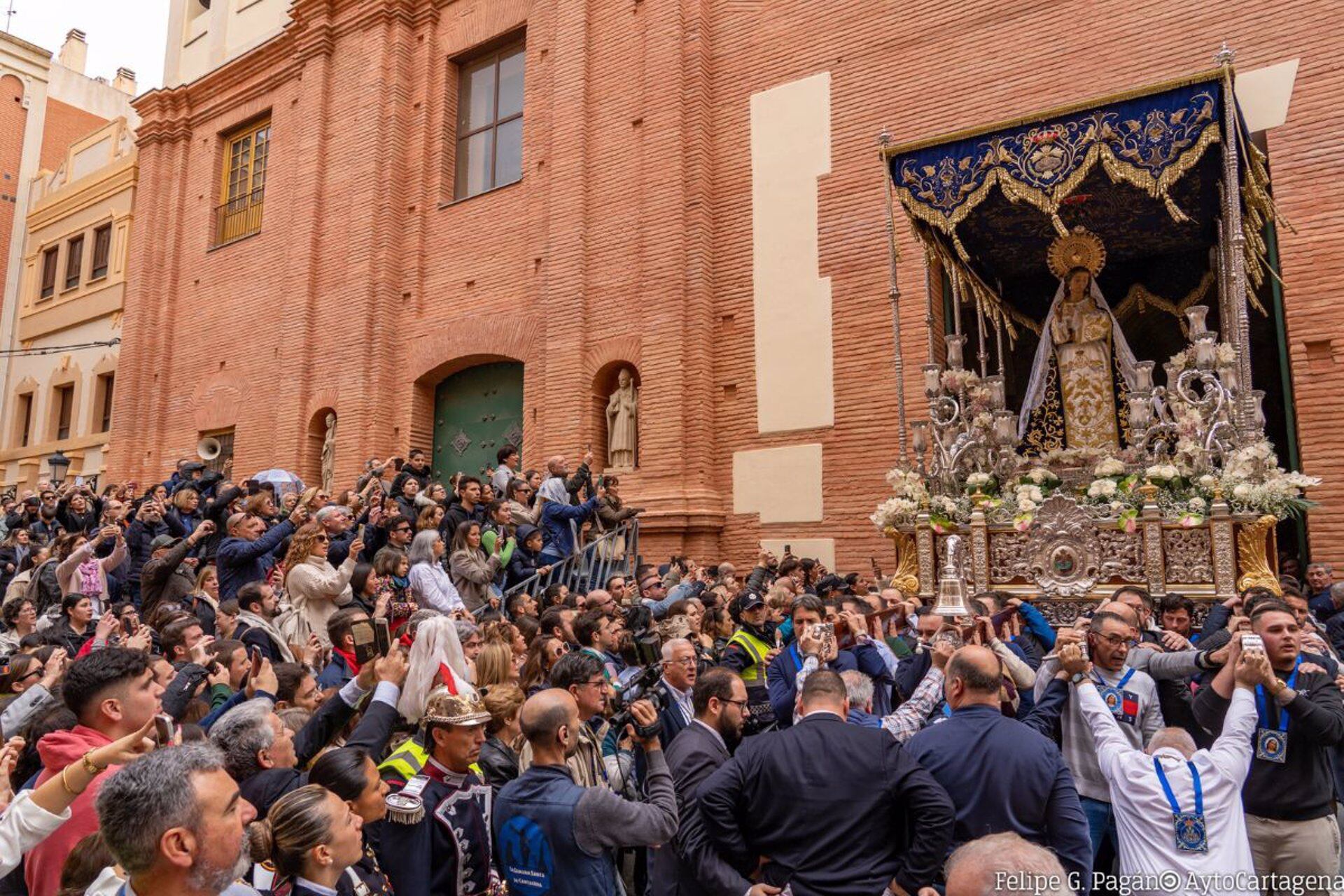 31/03/2024 Domingo de Resurrección en la Semana Santa de Cartagena..

Cartagena ha celebrado el Domingo de Resurrección aclamando la salida de la Virgen del Amor Hermoso para cantarle una Salve. Pese a que la Cofradía del Resucitado se ha visto obligada a suspender la procesión prevista este 31 de marzo por las inclemencias meteorológicas de viento y lluvia, miles de personas se han congregado en el templo y en la calle Aire para despedir la Semana Santa de Cartagena en este día de júbilo.

POLITICA ESPAÑA EUROPA MURCIA SOCIEDAD
AYUNTAMIENTO DE CARTAGENA
