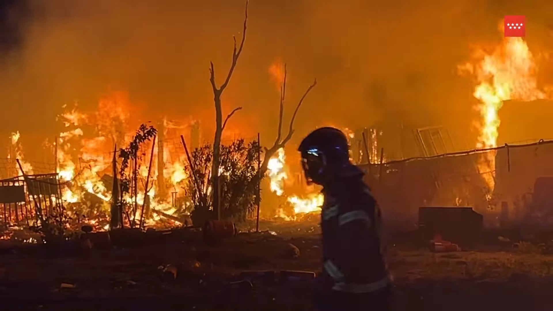 A la llegada de los Bomberos, el incendio se encontraba muy desarrollado, con llamas muy altas, quemando gran cantidad de madera, así como otros materiales.