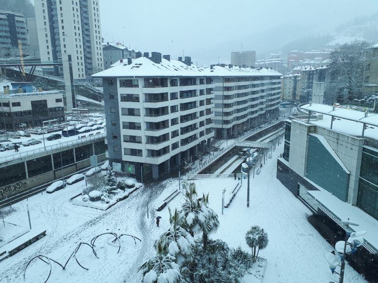 Imagen de parte de Eibar bajo el manto blanco de la nieve
