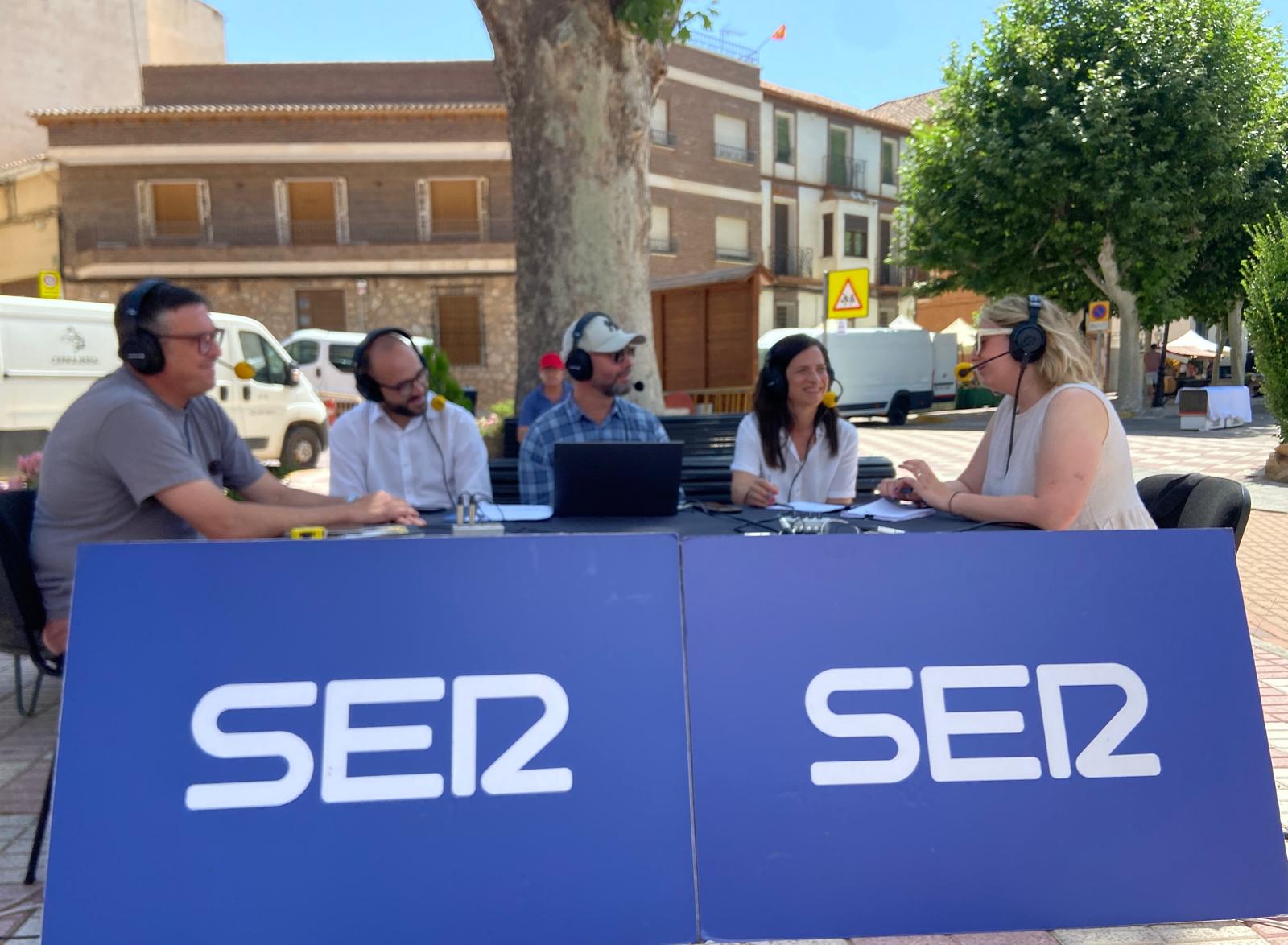 Juan Luis, Alfombrista; Fran Valera, vicepresidente de la Diputación; el periodista Kiko Aznar; la alcaldesa de Elche de la Sierra, Raquel Ruiz; y la presidenta de las Alfombras, Ana Martínez