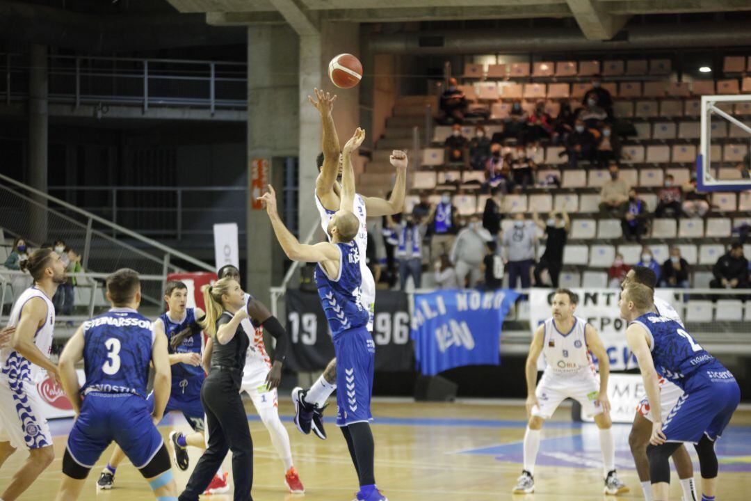 Momento del partido entre HLA Alicante y Gipuzkoa Basket