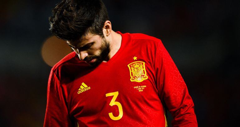 Piqué mira al suelo durante el partido frente a Colombia en la Nueva Condomina