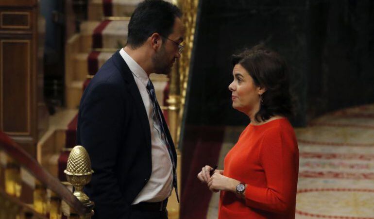 Antonio Hernando y Soraya Sáenz de Santamaría charlan en el Congreso.