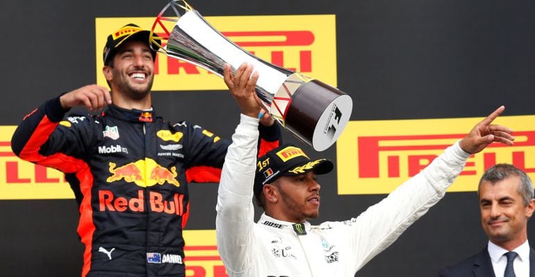 Hamilton alza el trofeo de ganador en Bélgica