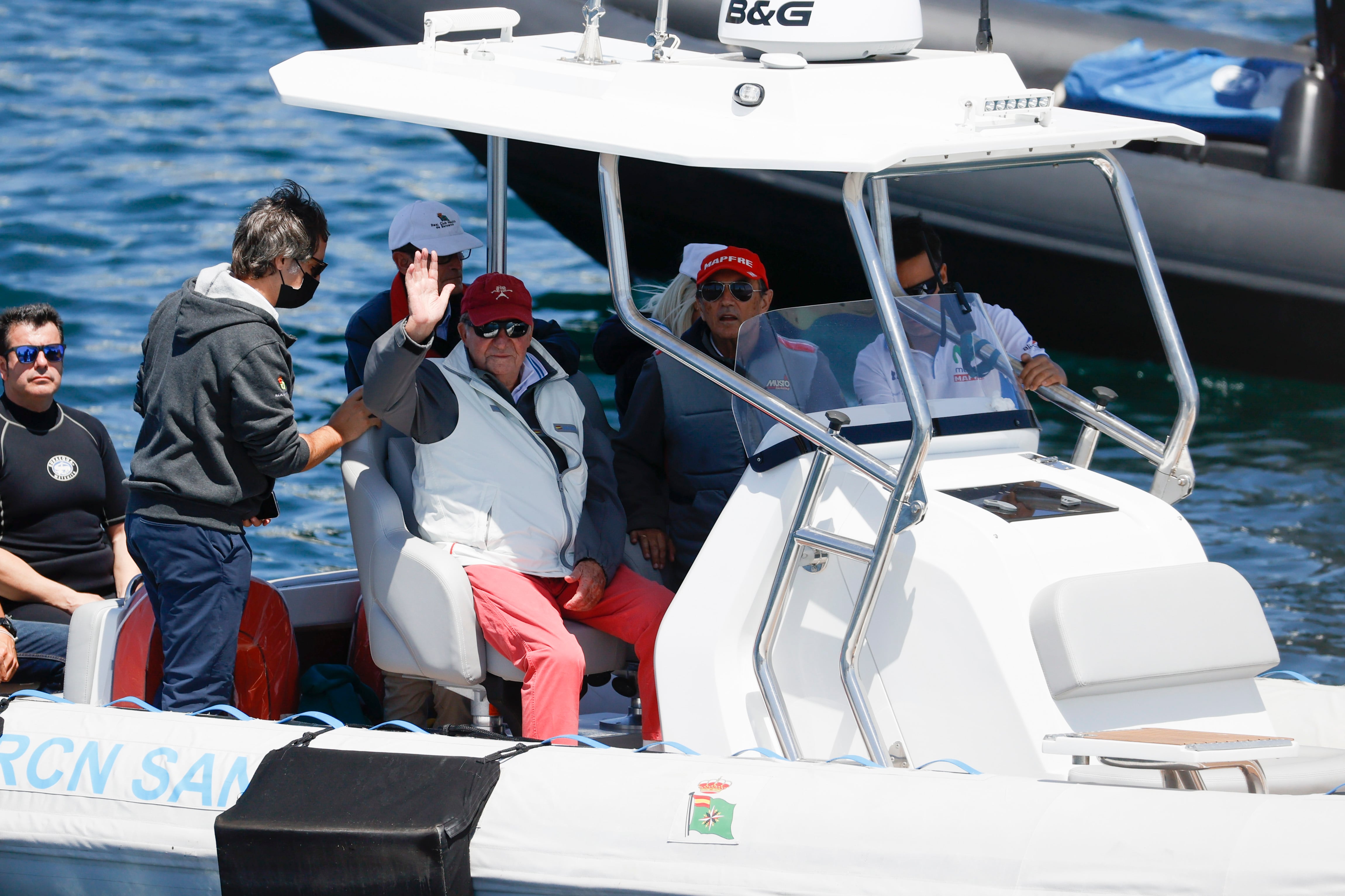 El rey emérito Juan Carlos I embarca en el &quot;Bribón&quot; para competir en el trofeo InterRías de la clase 6m, este viernes en el Real Club Náutico de Sanxenxo (RCNS). EFE/Lavandeira Jr.