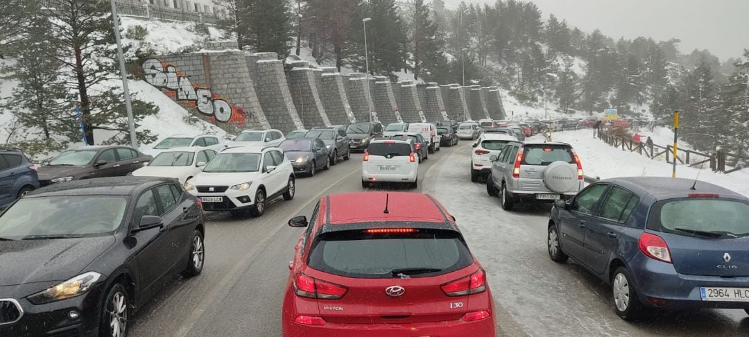 Atasco de tráfico en la ladera madrileña del Puerto de Navacerrada